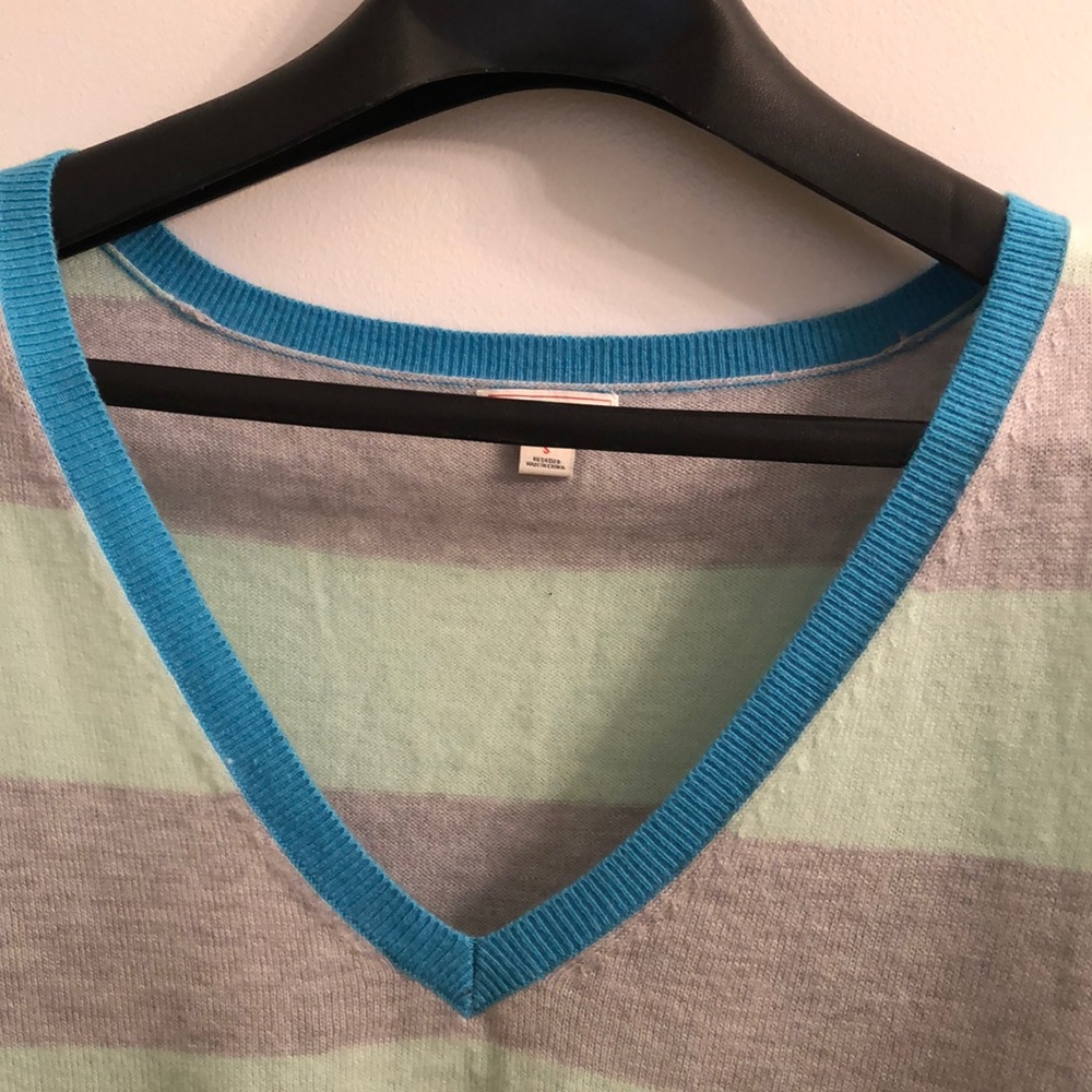 EUC GAP Wool Blend V-neck Sweater Size S
